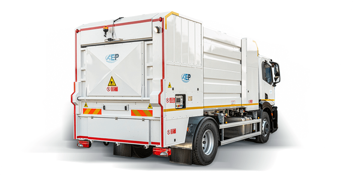 Veicolo per lavaggio cassonetti con sistema di riciclo dell'acqua
