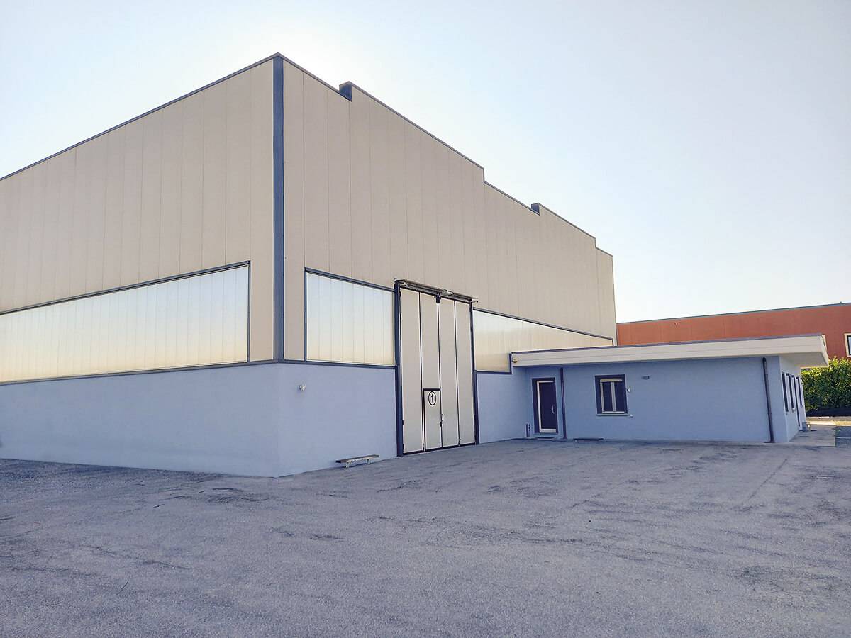 Veicolo per lavaggio cassonetti con sistema di riciclo dell'acqua