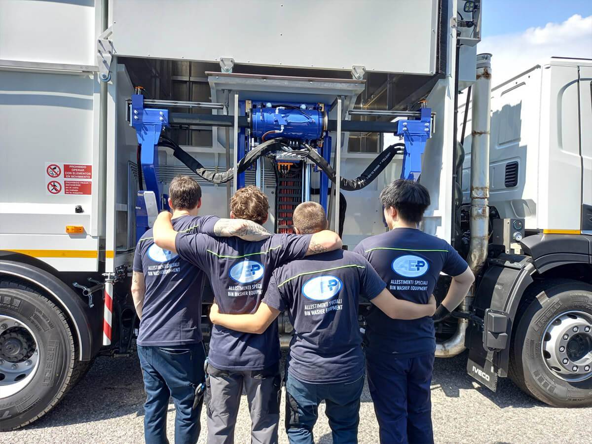 Veicolo per lavaggio cassonetti con sistema di riciclo dell'acqua